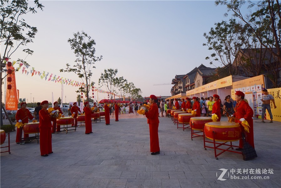 穿越.河洛古城首届仲夏夜啤酒文化节昨晚开幕