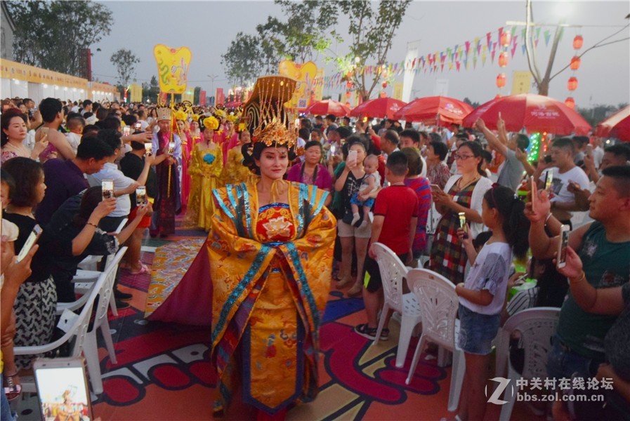 穿越.河洛古城首届仲夏夜啤酒文化节昨晚开幕