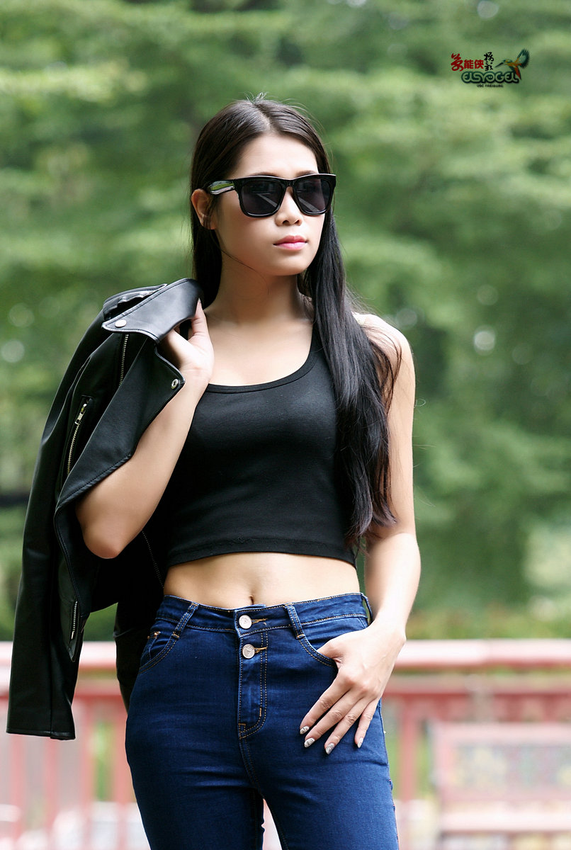 戴墨镜的酷女小俊