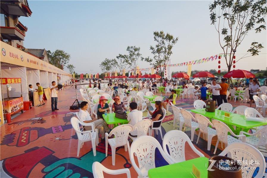 穿越.河洛古城首届仲夏夜啤酒文化节昨晚开幕