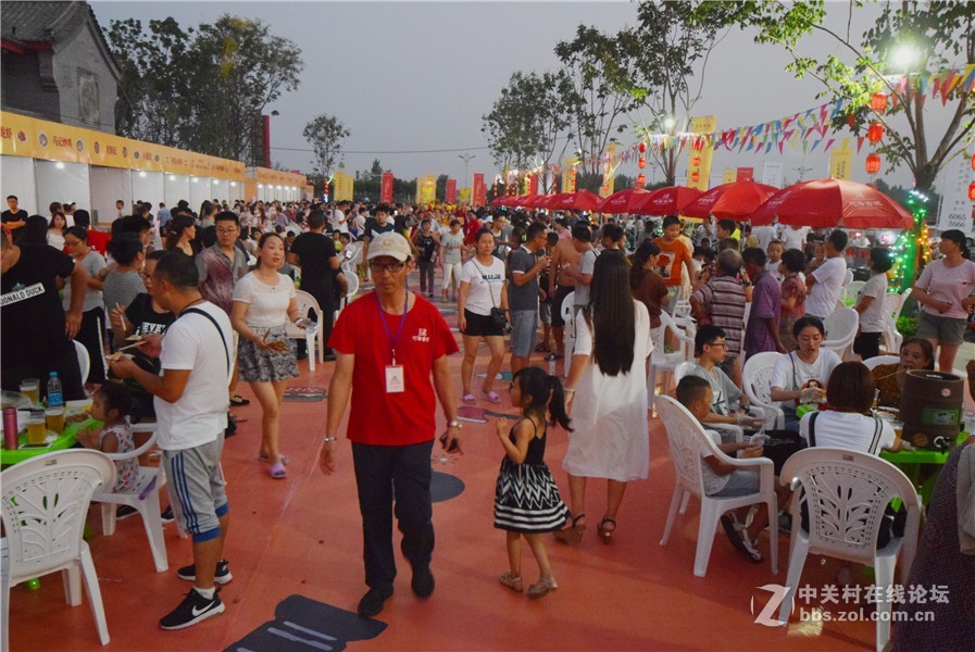 穿越.河洛古城首届仲夏夜啤酒文化节昨晚开幕