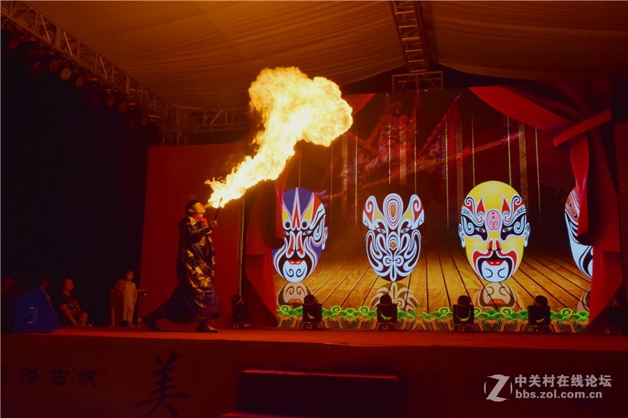 穿越.河洛古城首届仲夏夜啤酒文化节昨晚开幕