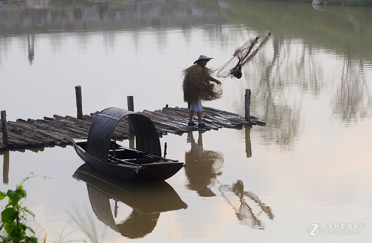 渔翁撒网捕鱼
