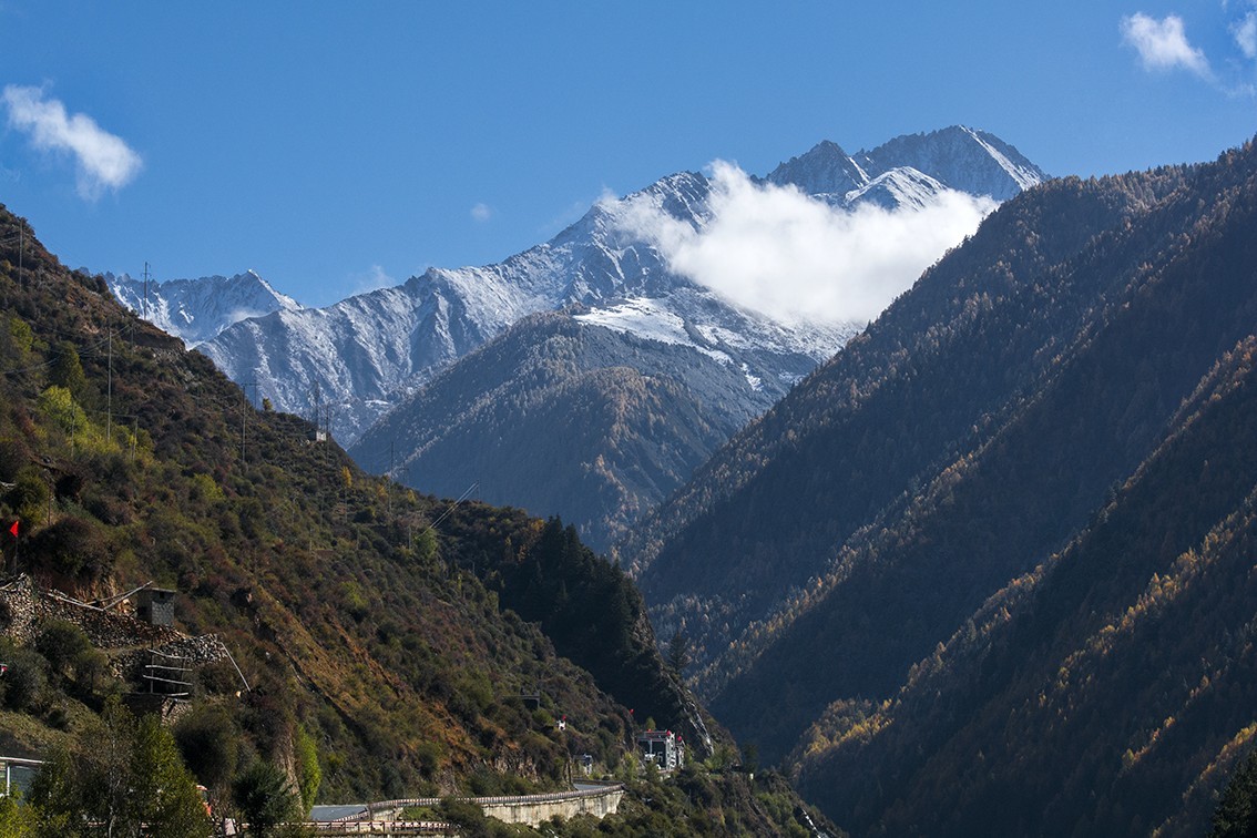 巴郎山雪山彩林