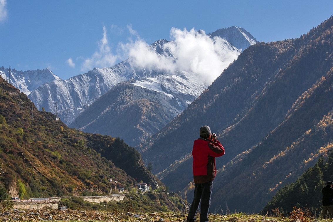 巴郎山雪山彩林