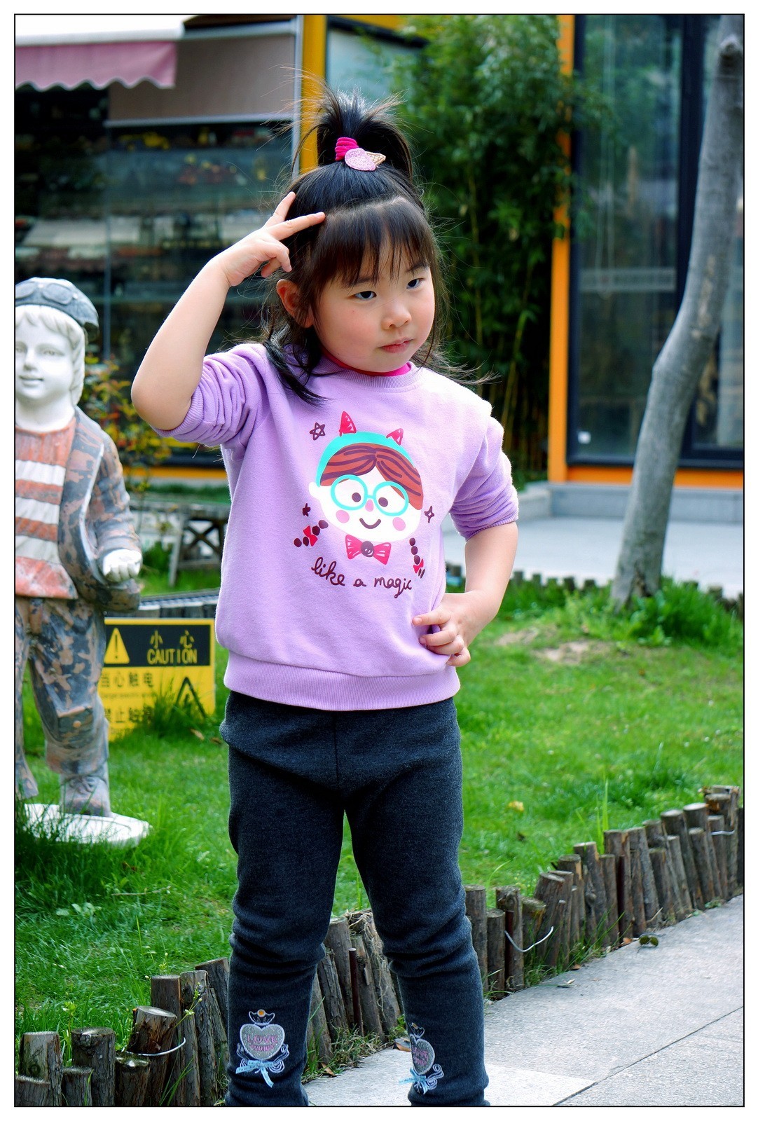 嘟嘴吧的小女孩