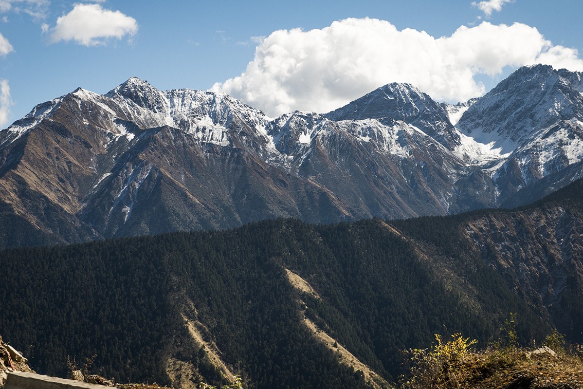 巴郎山雪山彩林