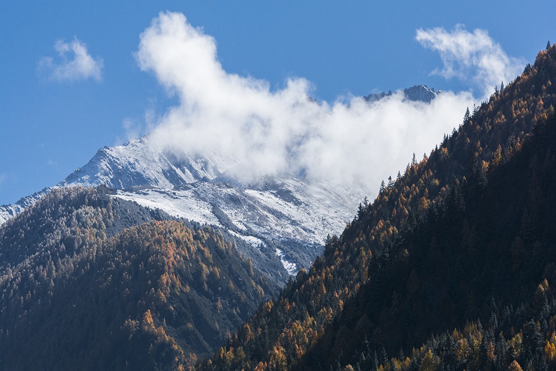 巴郎山雪山彩林