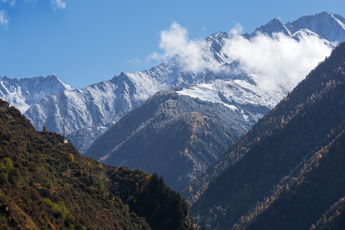巴郎山雪山彩林