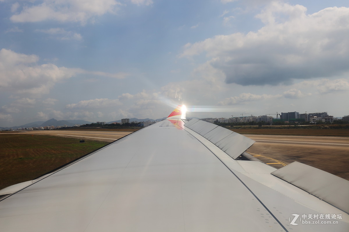 飞机舷窗视角中的景观