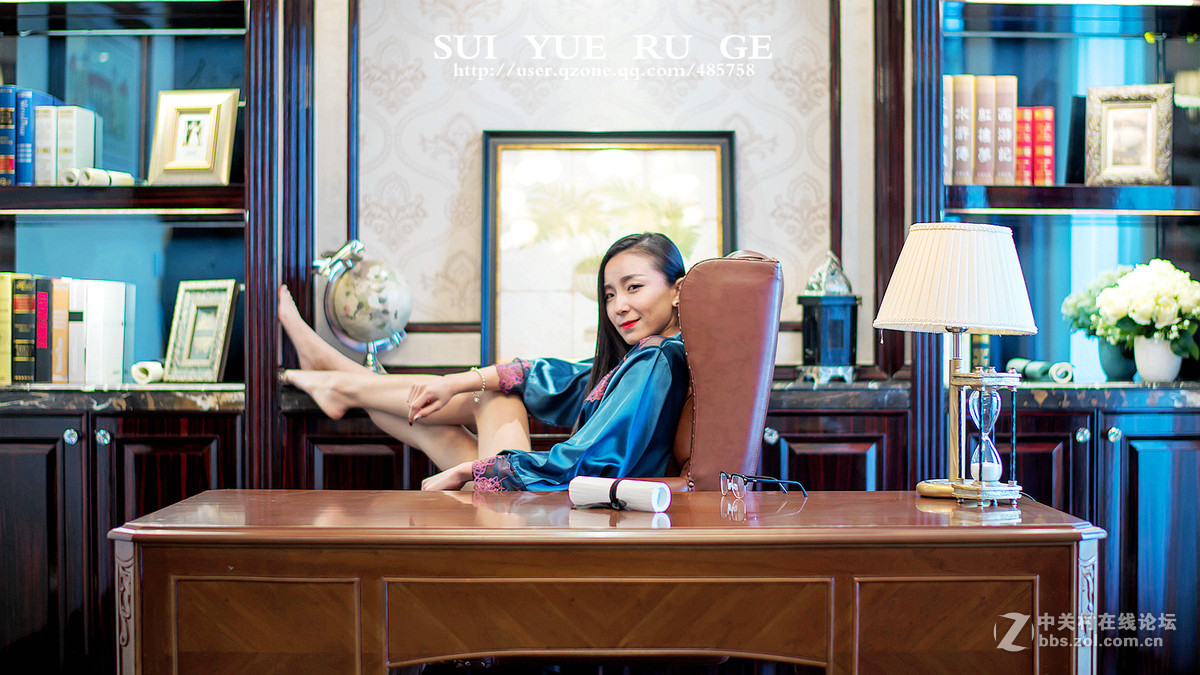 岁月如歌：霸气女总裁  58mm f/1.4G 室内自然光