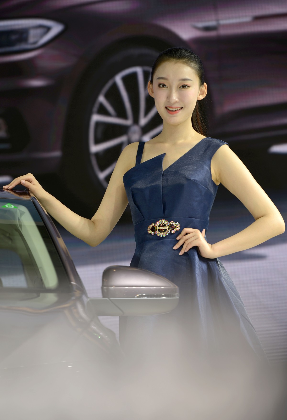 车展上的蓝黑调