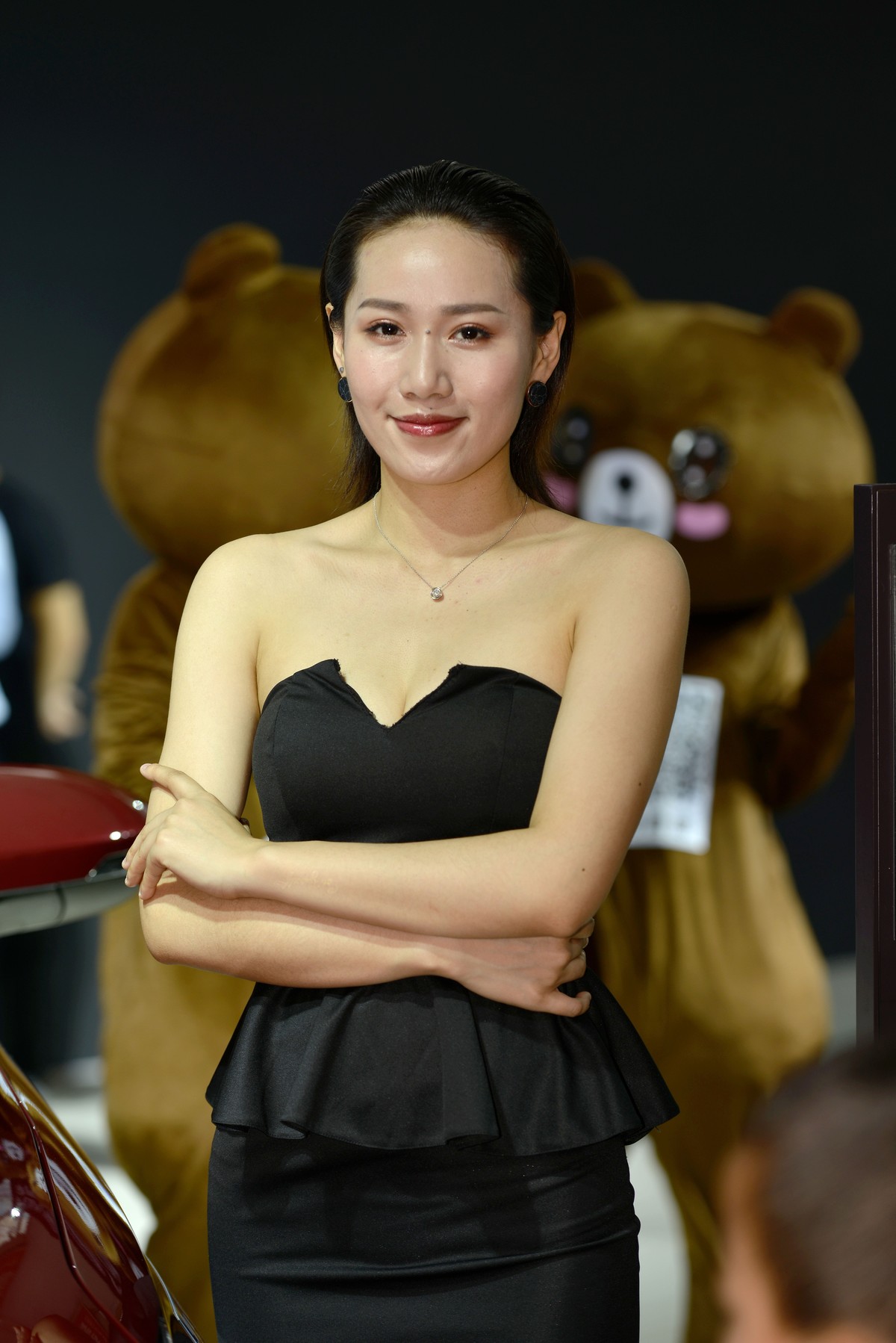 车展上的蓝黑调