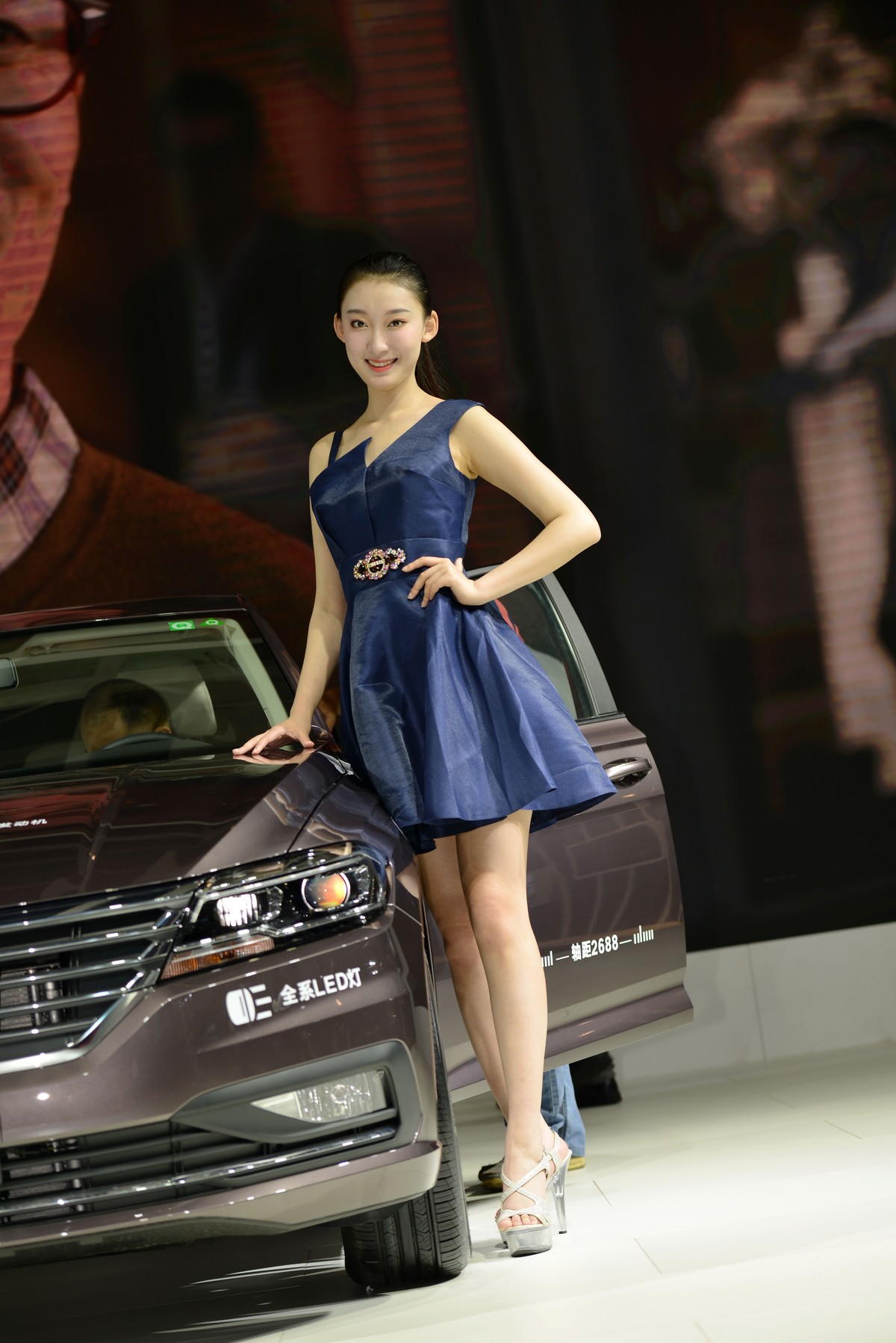 车展上的蓝黑调