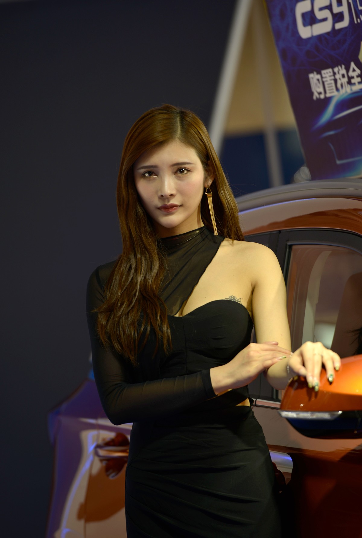 车展上的蓝黑调