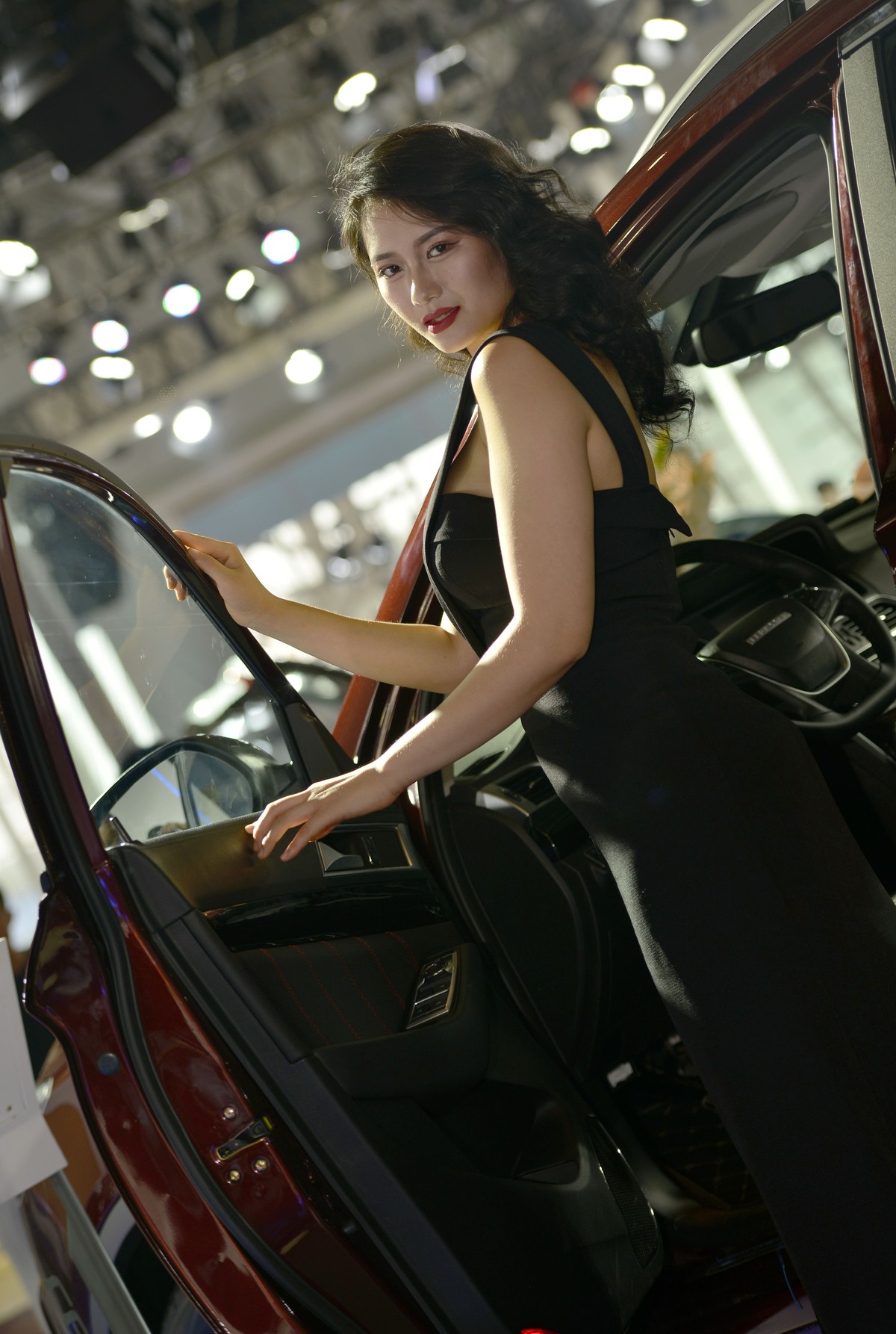 车展上的蓝黑调