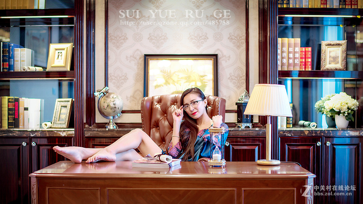 岁月如歌：霸气女总裁  58mm f/1.4G 室内自然光