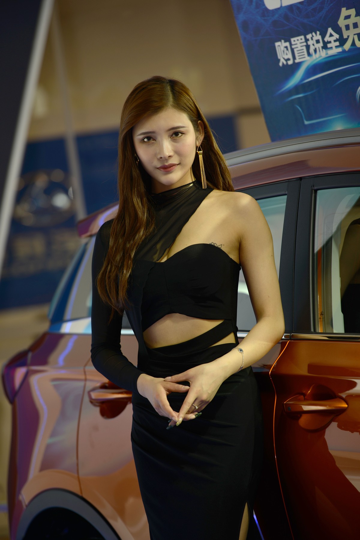 车展上的蓝黑调