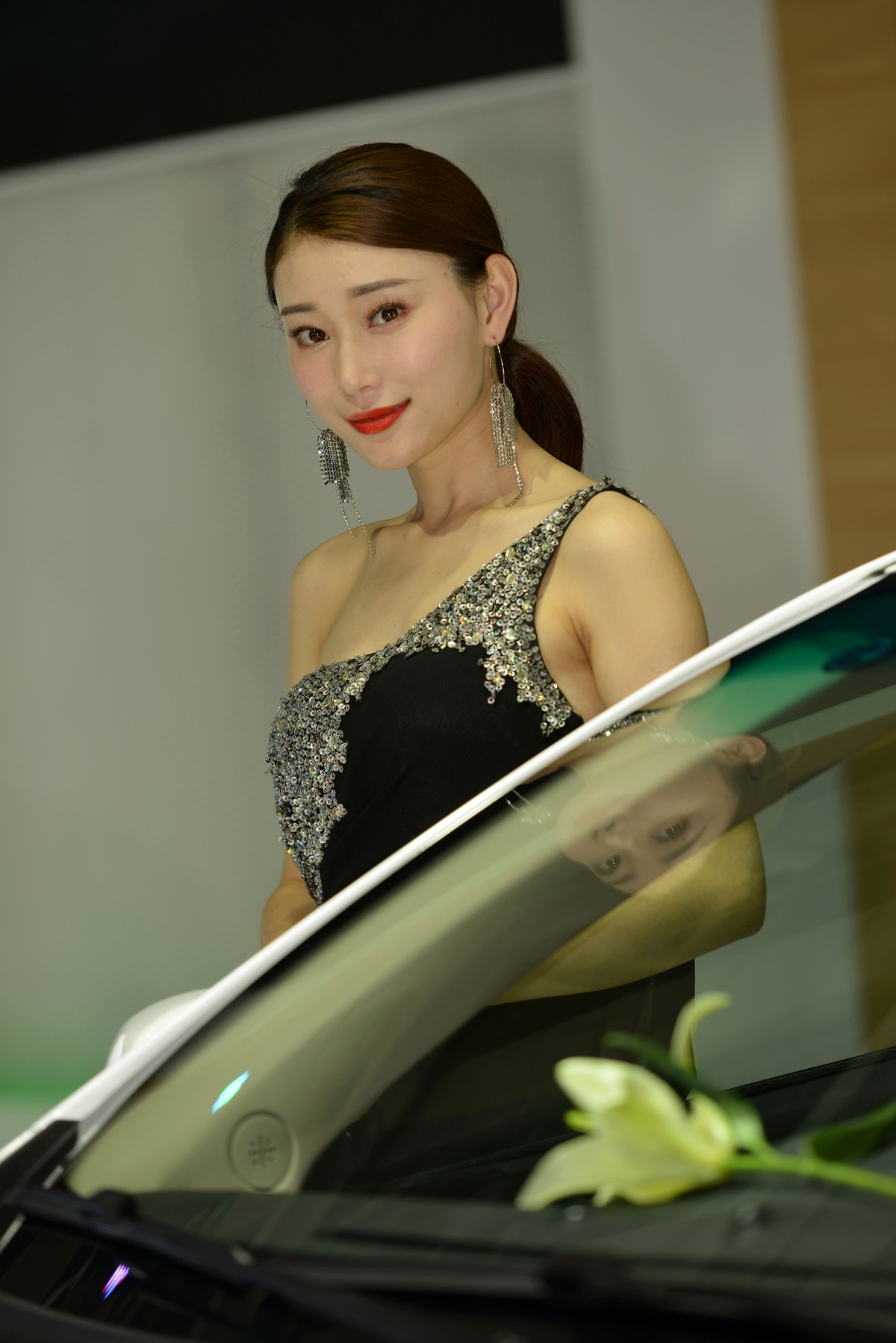 车展上的蓝黑调