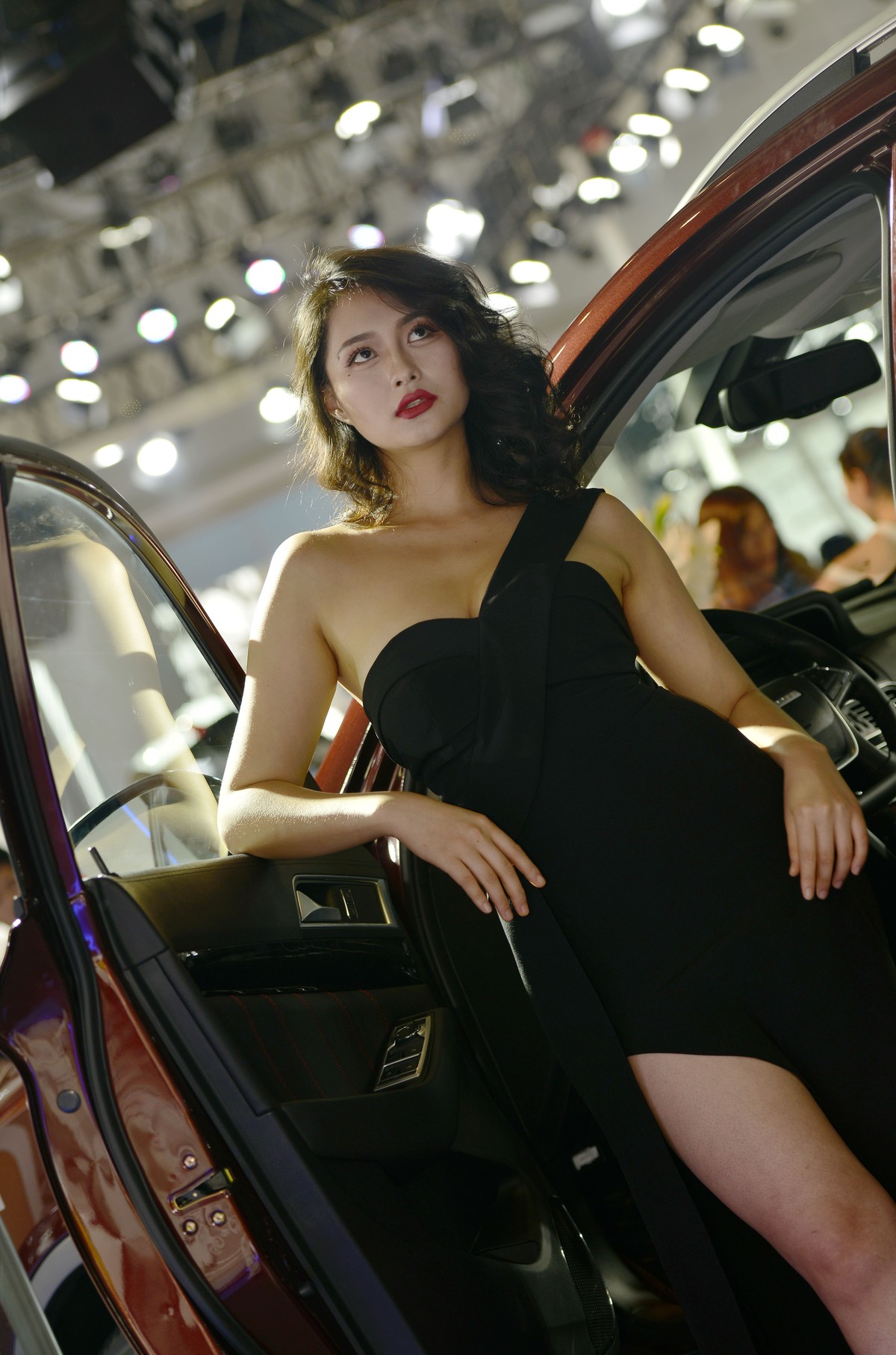 车展上的蓝黑调