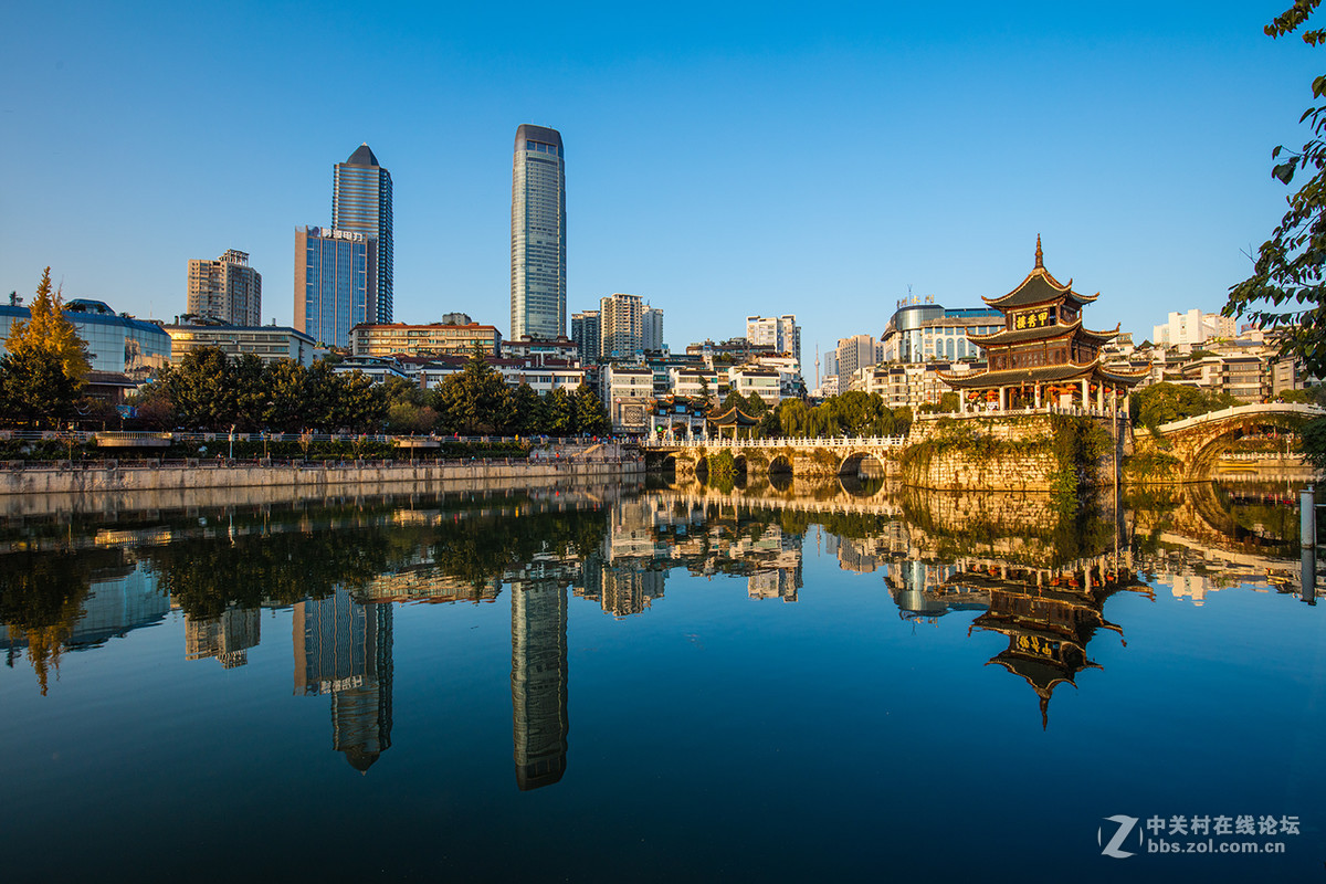夕阳映照甲秀楼