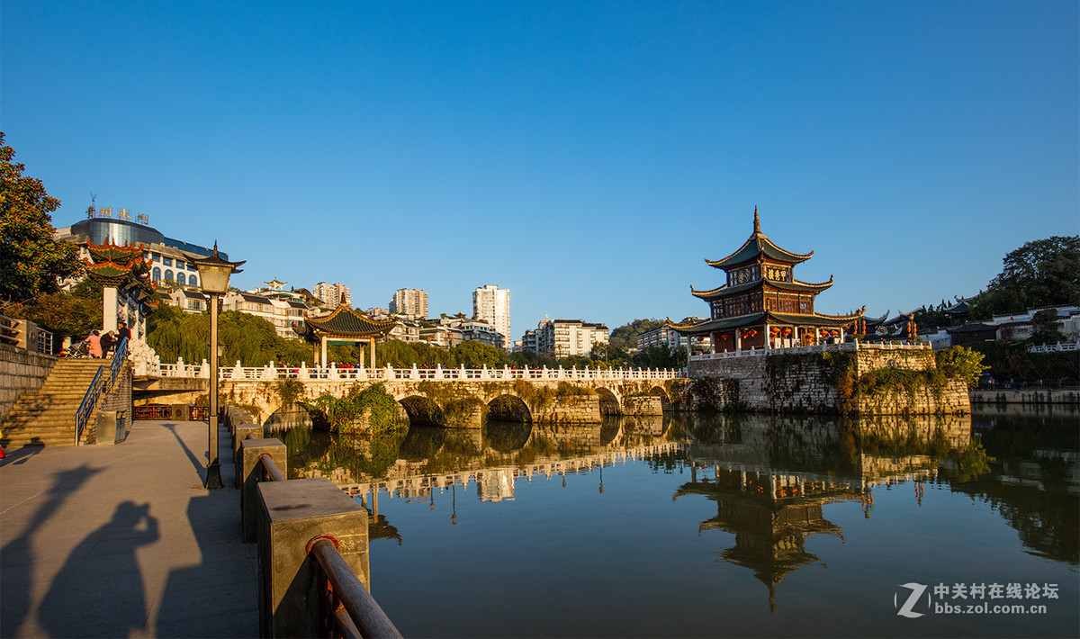 夕阳映照甲秀楼