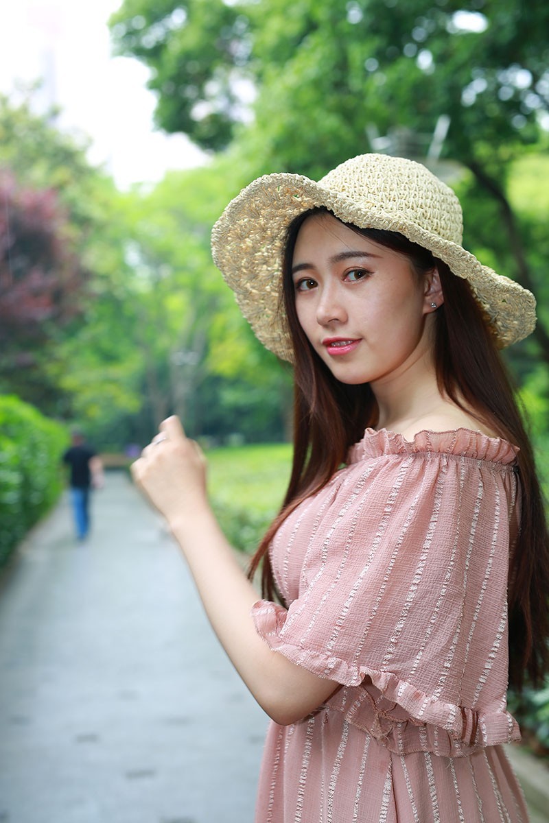 林荫道上的美女