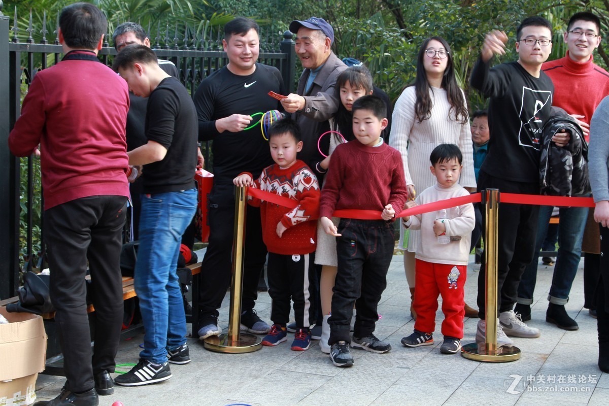 〈我大胖外孙过年游园，套圈〉