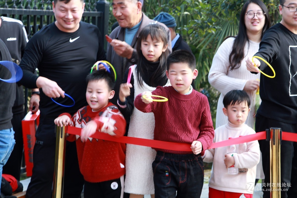 〈我大胖外孙过年游园，套圈〉