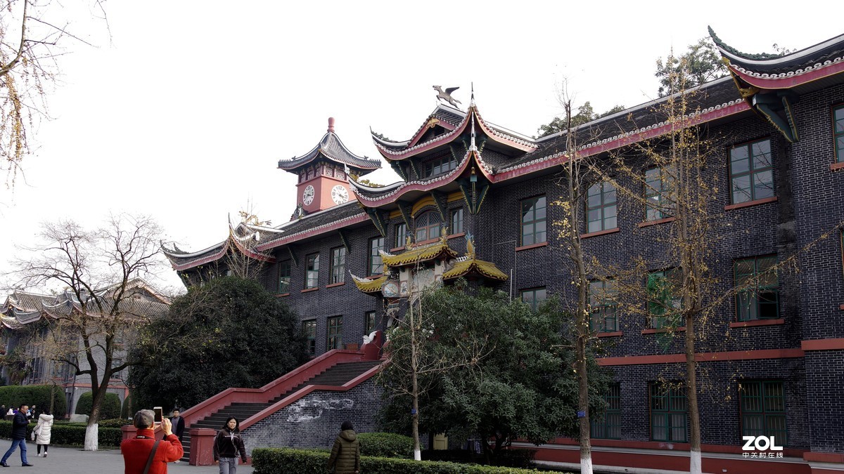 四川大学华西医学院校区1914年建校时期的老建筑去年曾经发过不全今又