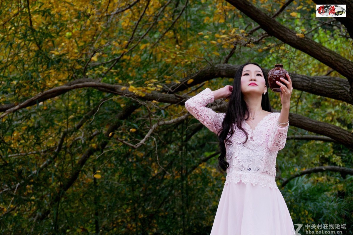 端酒壺的妙齡女郎