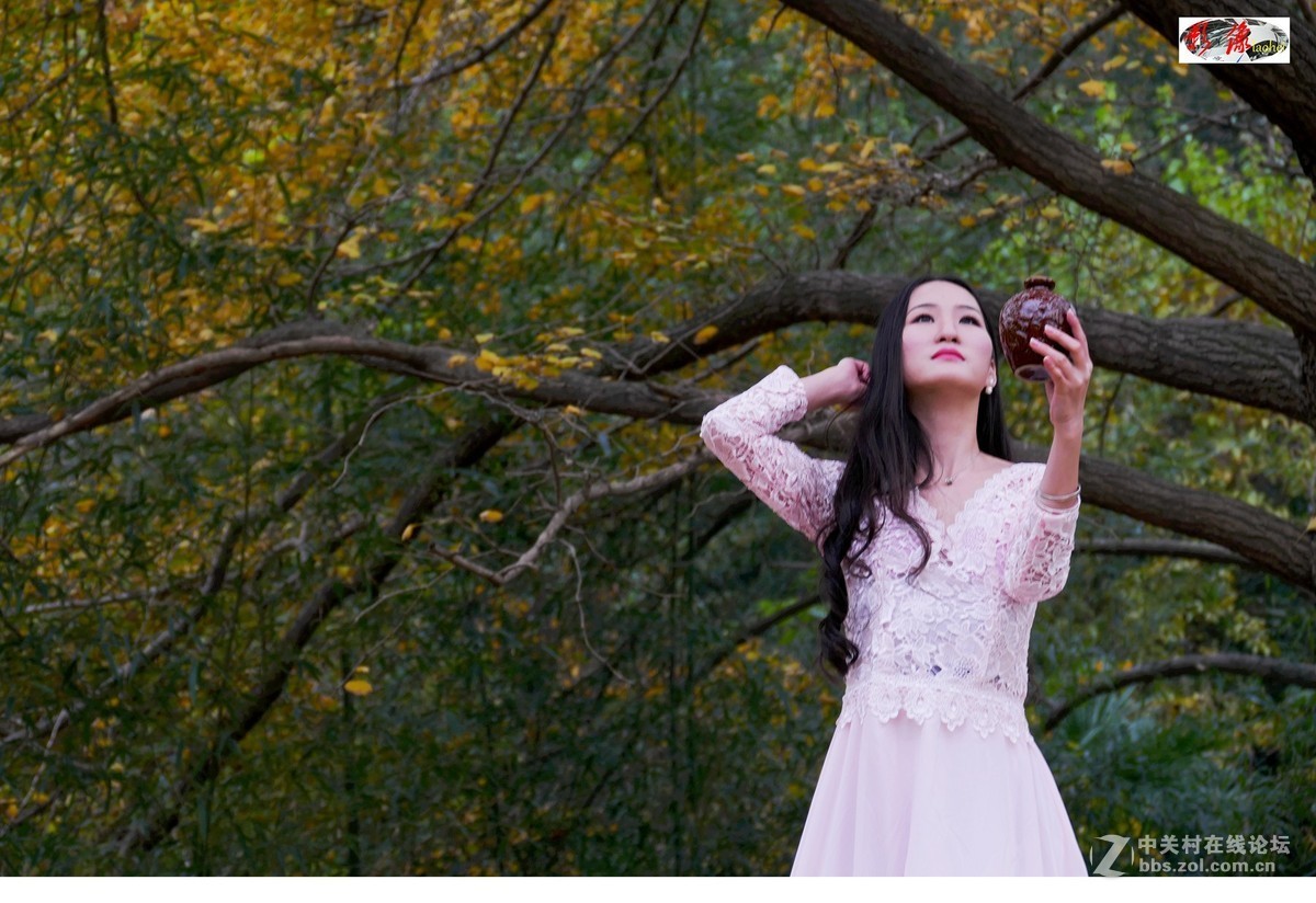 端酒壺的妙齡女郎