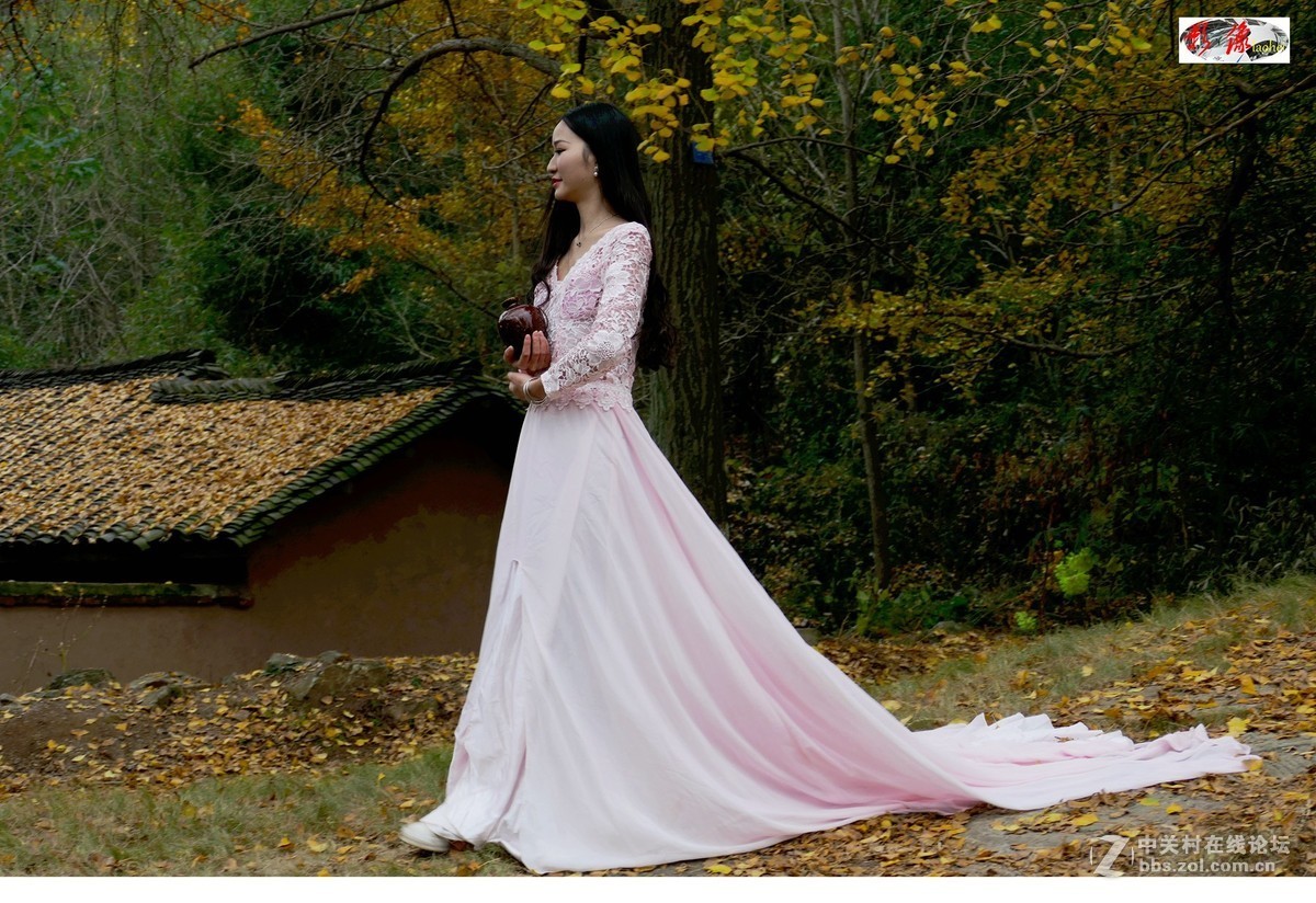 端酒壺的妙齡女郎