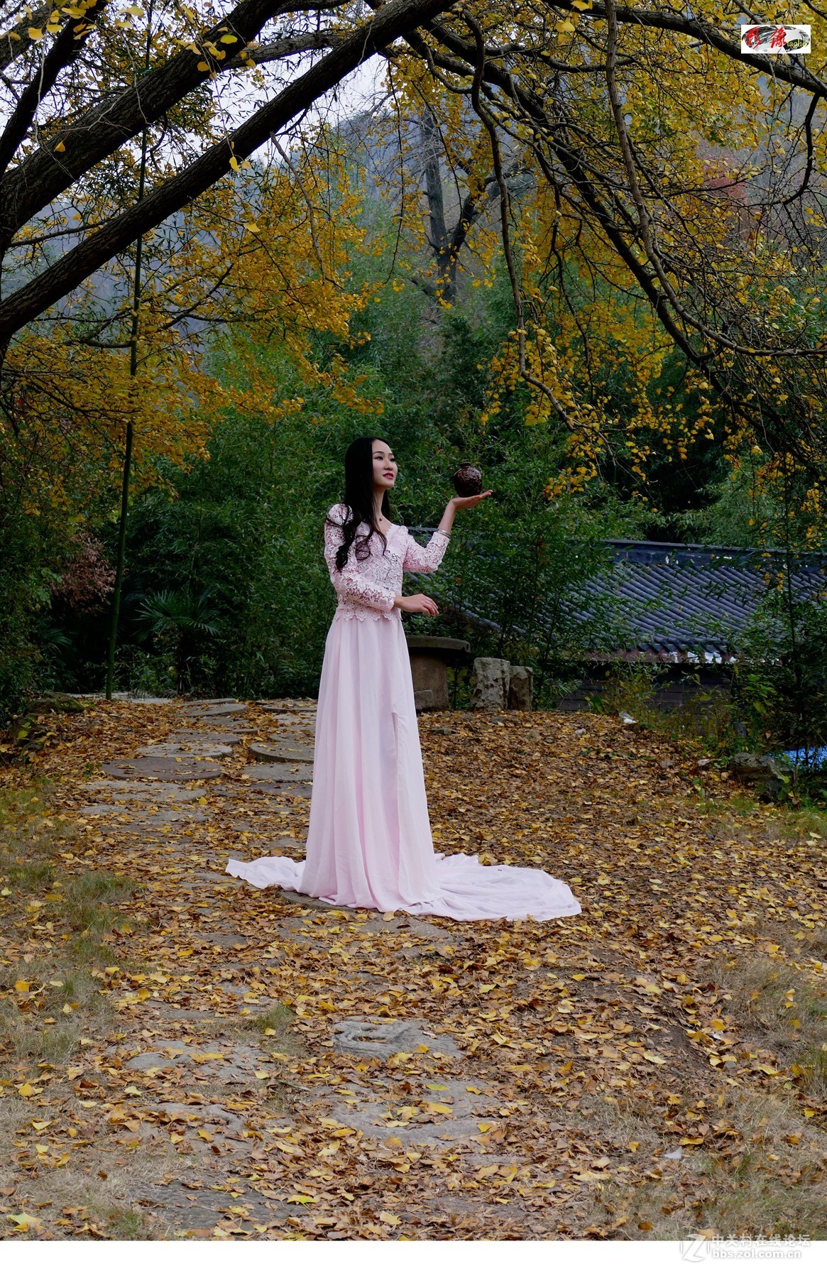 端酒壺的妙齡女郎