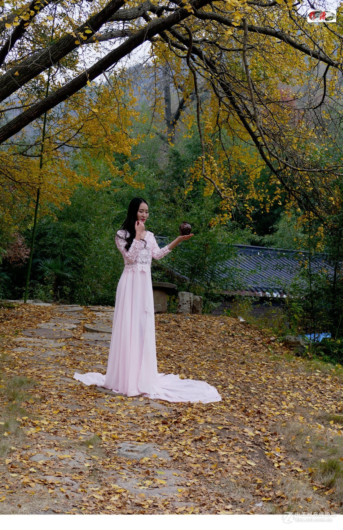 端酒壺的妙齡女郎