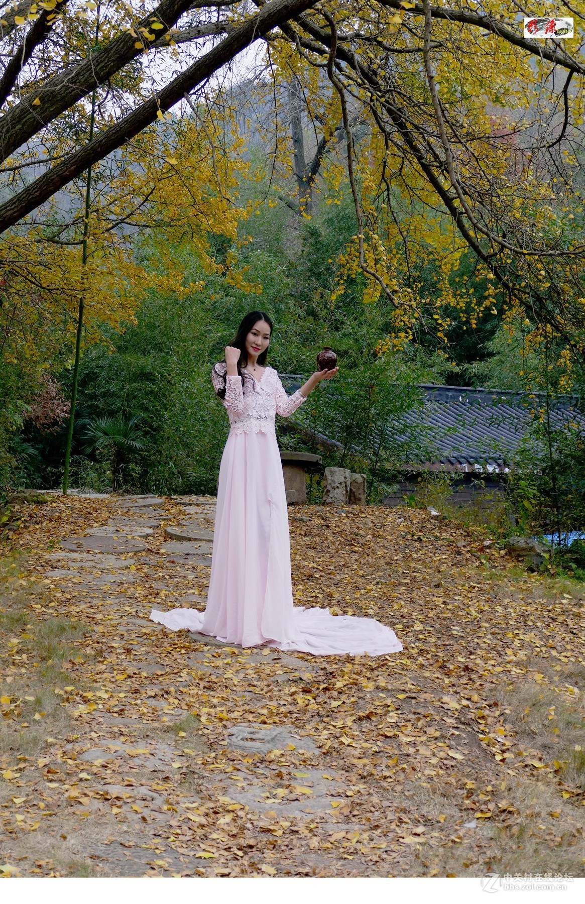 端酒壺的妙齡女郎