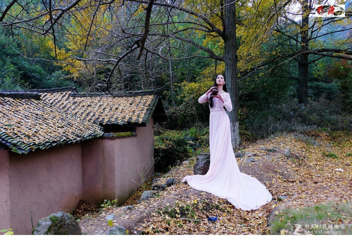 端酒壺的妙齡女郎