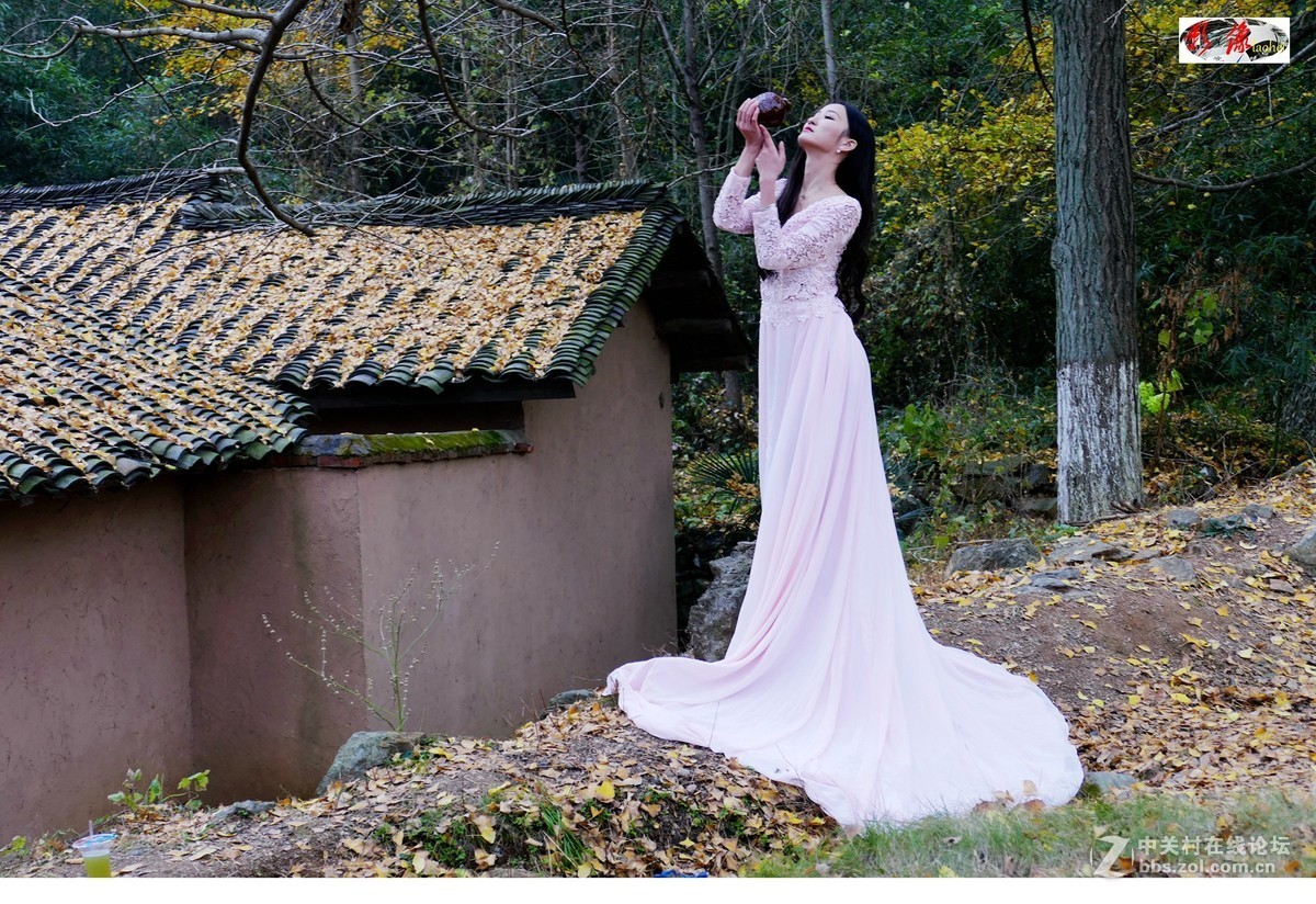 端酒壺的妙齡女郎