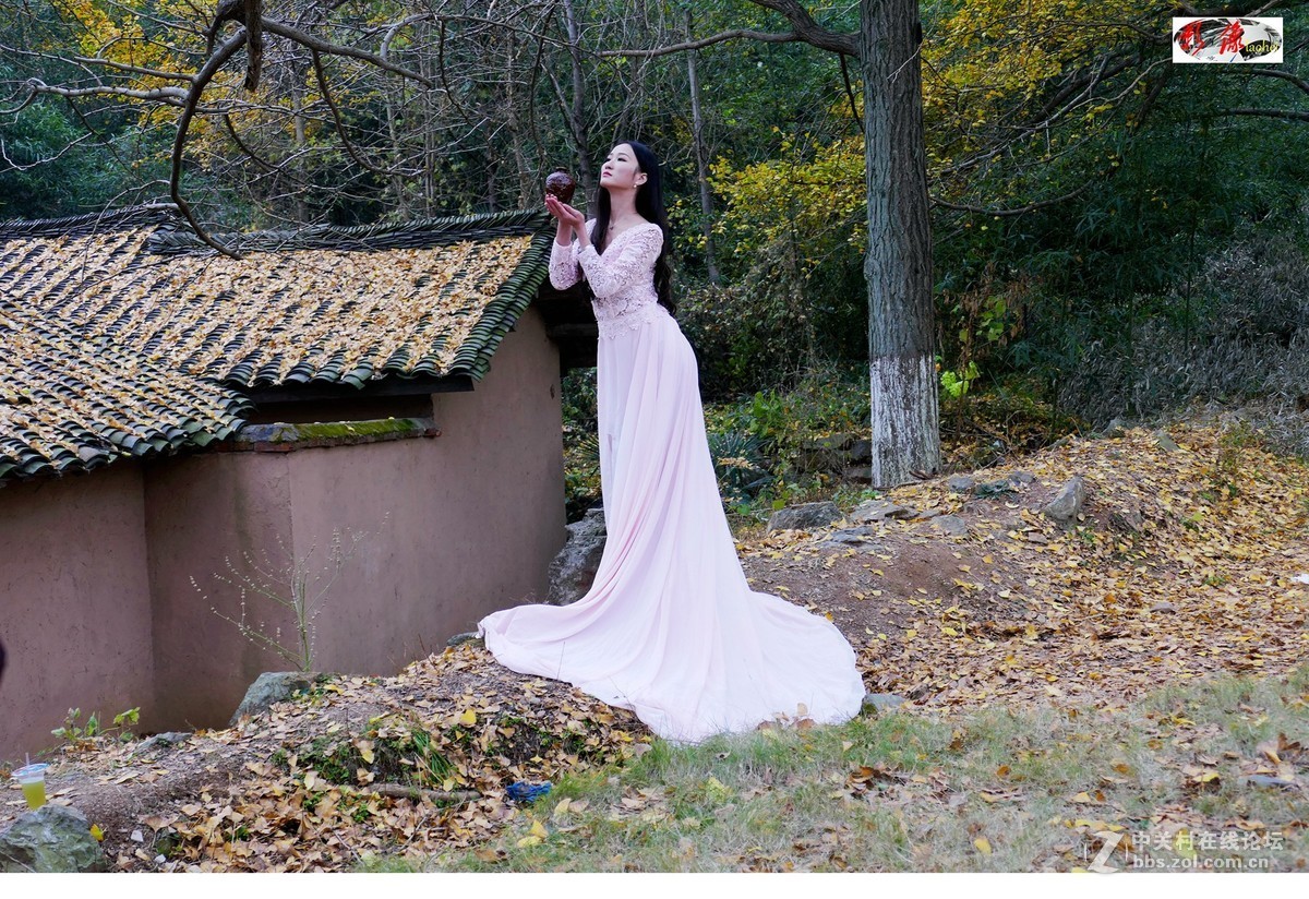 端酒壺的妙齡女郎