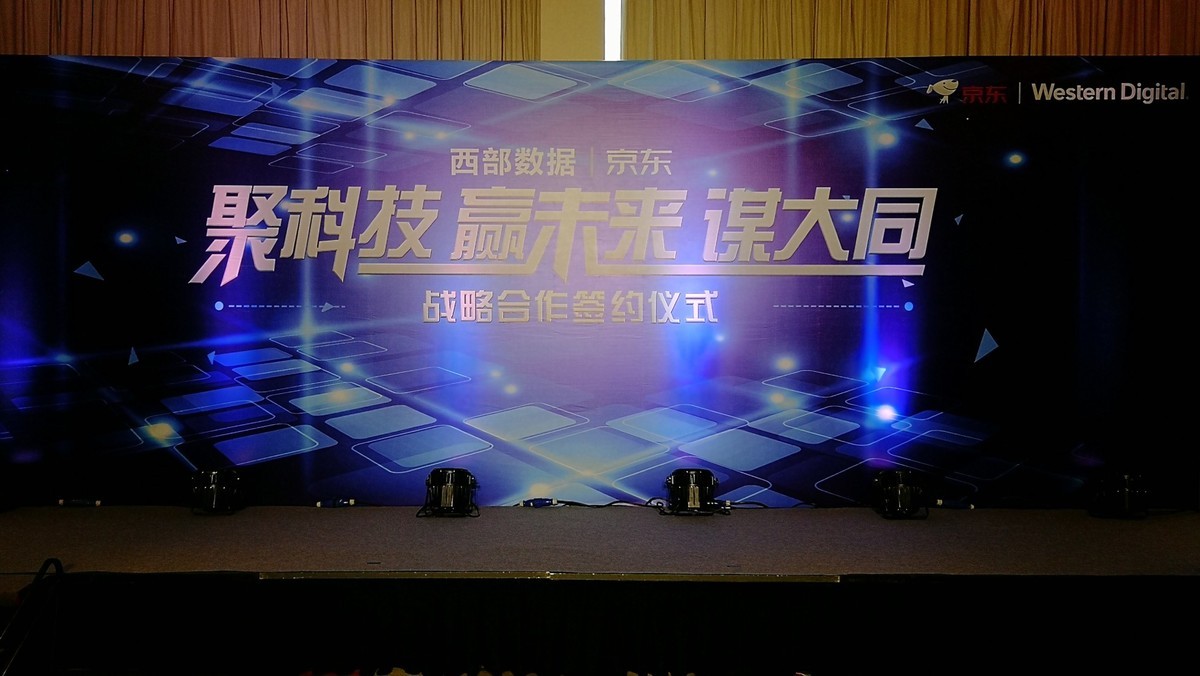 看看西部数据与京东战略合作签约仪式上带给摄影爱好者的礼物吧