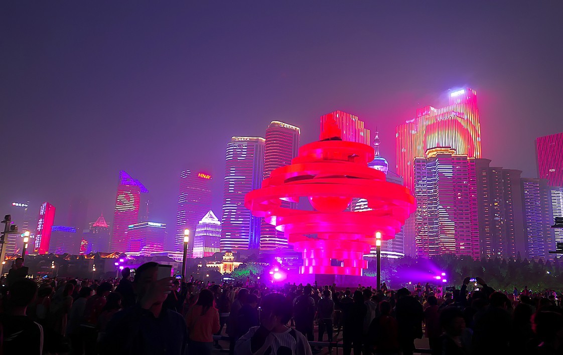 大雾下的红彤彤的《夜景》映红了天空，好像空气在燃烧！哈哈！！