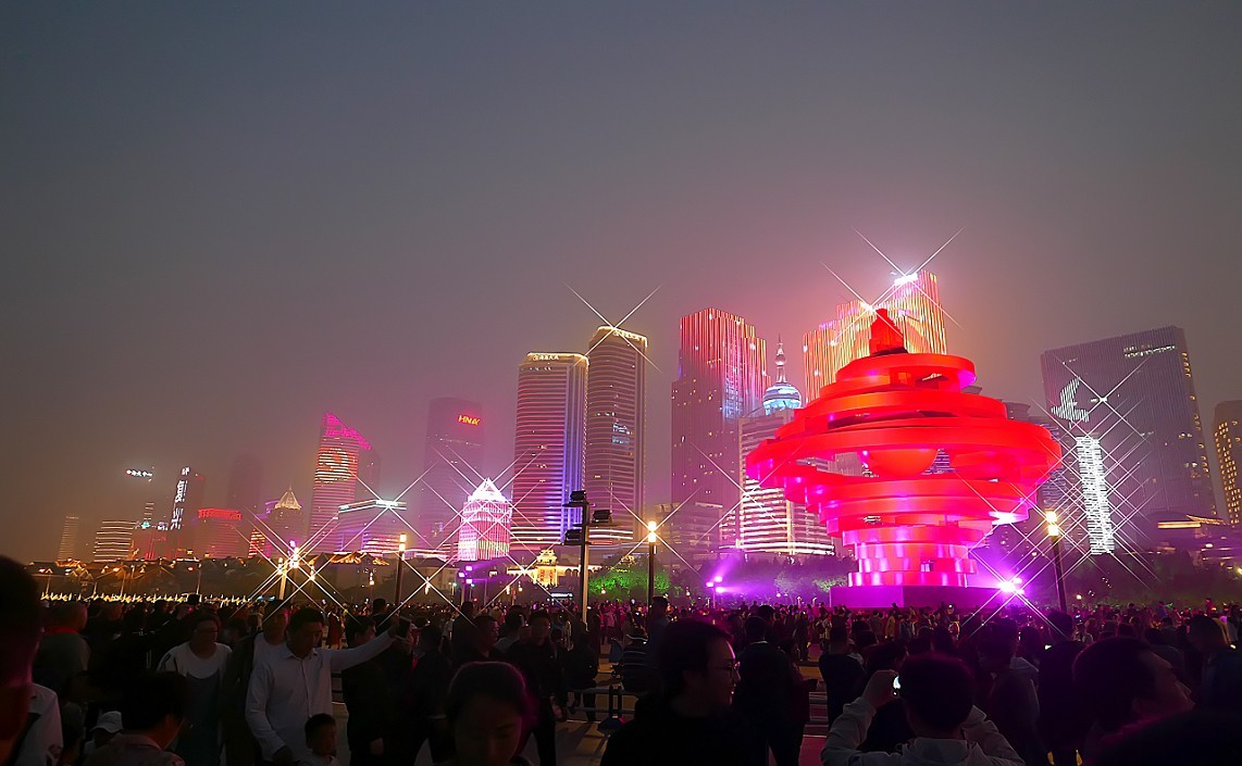 大雾下的红彤彤的《夜景》映红了天空，好像空气在燃烧！哈哈！！