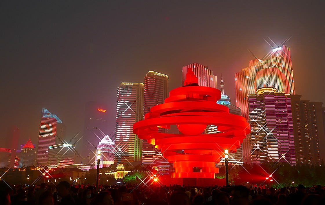 大雾下的红彤彤的《夜景》映红了天空，好像空气在燃烧！哈哈！！