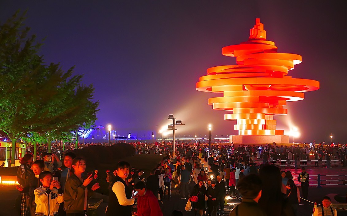 大雾下的红彤彤的《夜景》映红了天空，好像空气在燃烧！哈哈！！