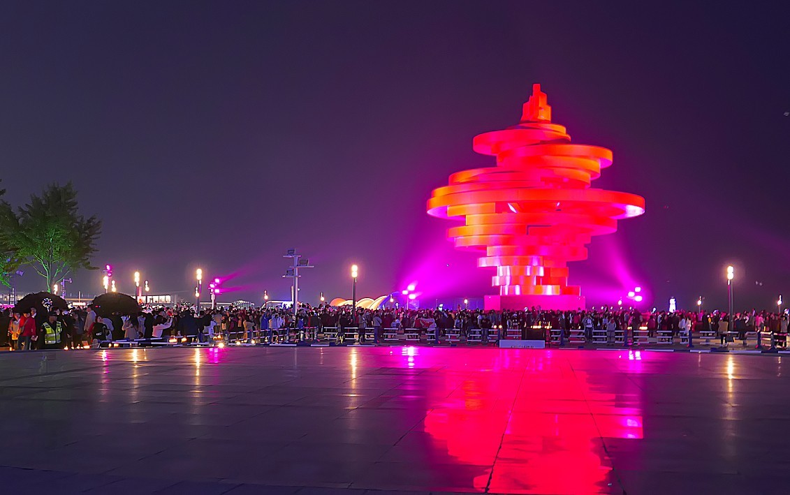 大雾下的红彤彤的《夜景》映红了天空，好像空气在燃烧！哈哈！！