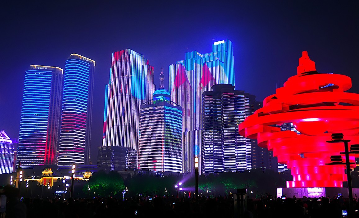 大雾下的红彤彤的《夜景》映红了天空，好像空气在燃烧！哈哈！！