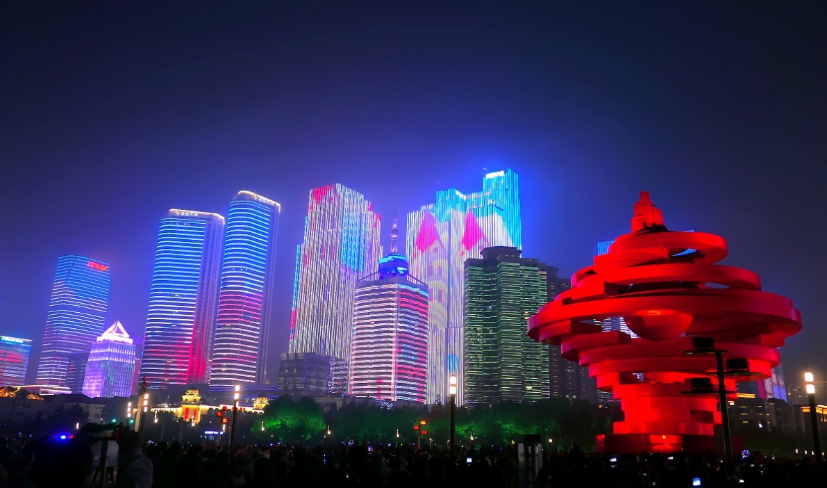 大雾下的红彤彤的《夜景》映红了天空，好像空气在燃烧！哈哈！！