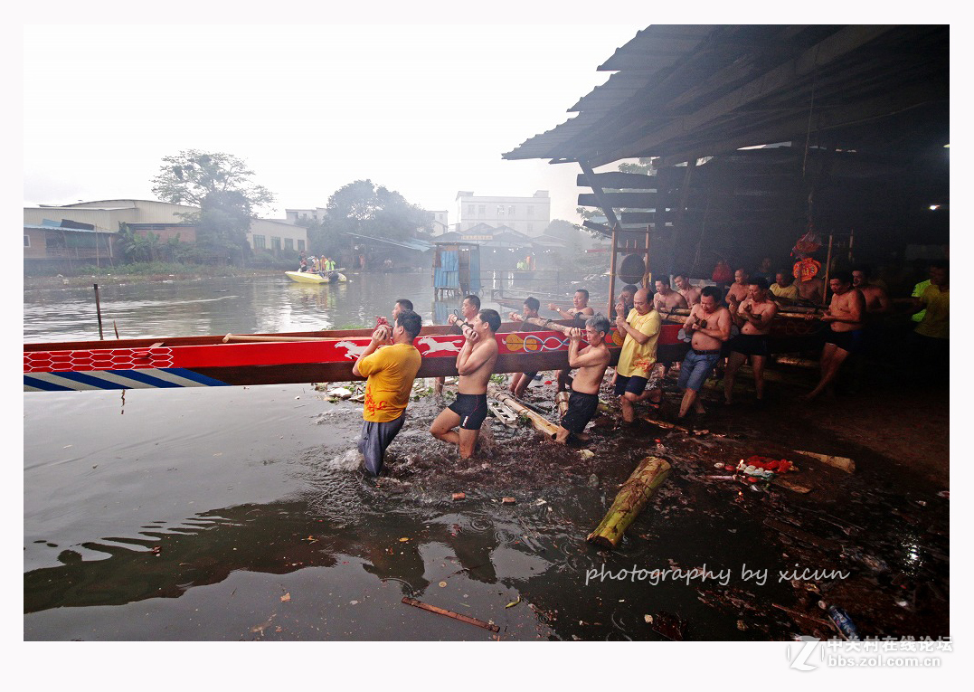 龙舟下水