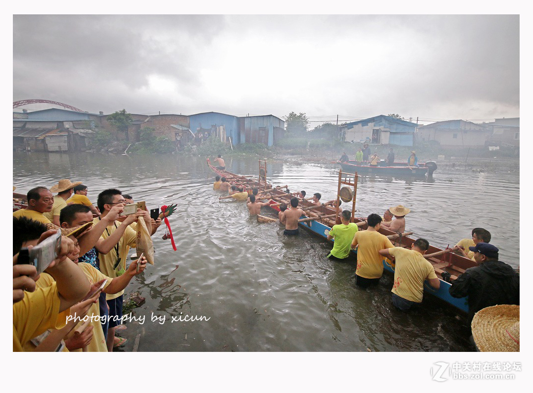 龙舟下水
