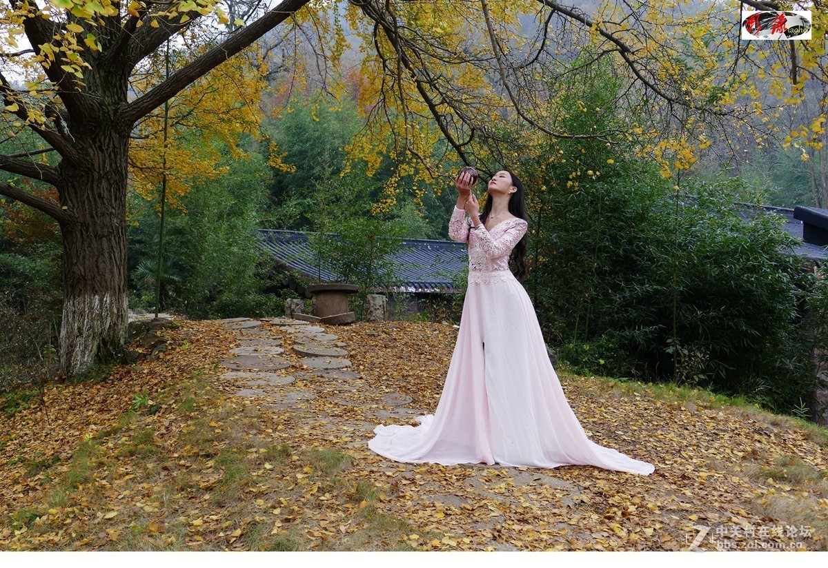 端酒壺的妙齡女郎